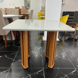 ALYS TABLE A MANGER  AVEC VERRE AMANDE BLANC CASSÉ