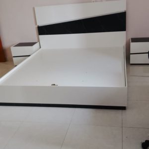 LIT FLOYD + 2 CHEVETS  180X200CM  COULEUR SHINY WHITE+ BLACK( DISPONIBLE DANS 20 JOURS)